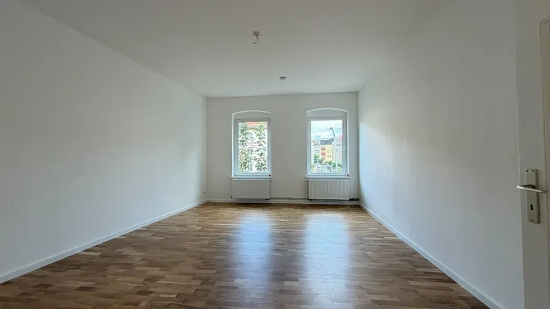 Frisch sanierte 2-Raumwohnung mit Einbauküche ! +Befristete Vermietung bis zum 30.09.2030+ — photo 1